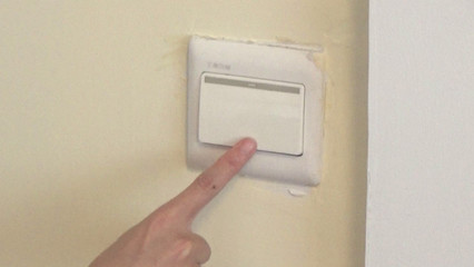 家里開關臟了怎么辦？媽媽教我這一招，輕輕一抹就干凈，告別安全隱患！